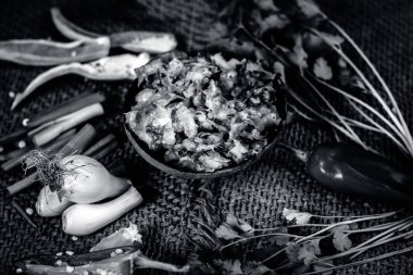 Hint ile sebze benzeri: taze soğan, kış sezonu Baingan ka Bharta yenen yemeğin yakın Allium fistulosum, kişniş, Coriandrum sativum, sarımsak, Allium sativum ve titreme.