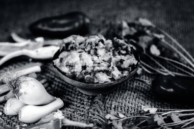 Hint ile sebze benzeri: taze soğan, kış sezonu Baingan ka Bharta yenen yemeğin yakın Allium fistulosum, kişniş, Coriandrum sativum, sarımsak, Allium sativum ve titreme.