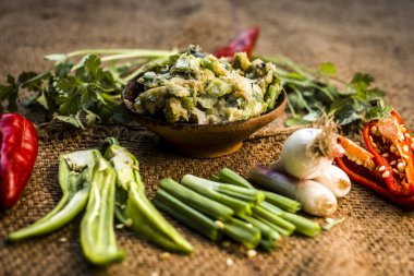 Hint ile sebze benzeri: taze soğan, kış sezonu Baingan ka Bharta yenen yemeğin yakın Allium fistulosum, kişniş, Coriandrum sativum, sarımsak, Allium sativum ve titreme.