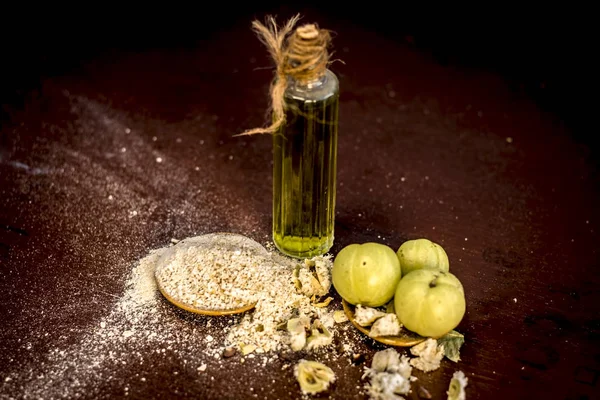 Ham taze olgun Phyllanthus emblica, amla veya toz ve ahşap yüzeyde ayıklanan petrol ile Hint bektaşi üzümü.