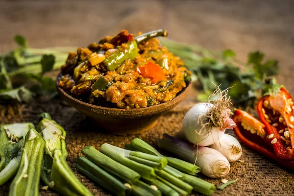 Hint ile sebze benzeri: taze soğan, kış sezonu Baingan ka Bharta yenen yemeğin yakın Allium fistulosum, kişniş, Coriandrum sativum, sarımsak, Allium sativum ve titreme.