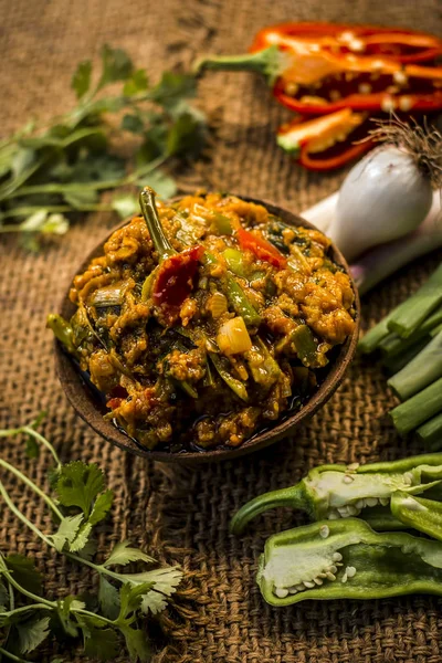 Hint ile sebze benzeri: taze soğan, kış sezonu Baingan ka Bharta yenen yemeğin yakın Allium fistulosum, kişniş, Coriandrum sativum, sarımsak, Allium sativum ve titreme.