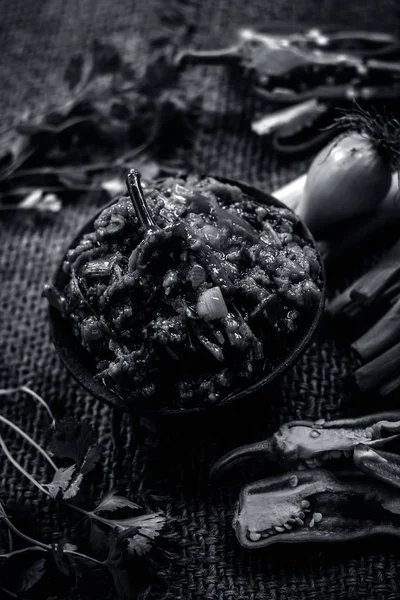 Hint ile sebze benzeri: taze soğan, kış sezonu Baingan ka Bharta yenen yemeğin yakın Allium fistulosum, kişniş, Coriandrum sativum, sarımsak, Allium sativum ve titreme.