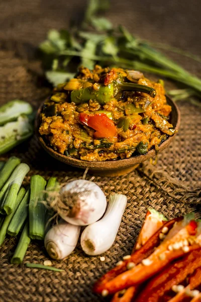 Hint ile sebze benzeri: taze soğan, kış sezonu Baingan ka Bharta yenen yemeğin yakın Allium fistulosum, kişniş, Coriandrum sativum, sarımsak, Allium sativum ve titreme.