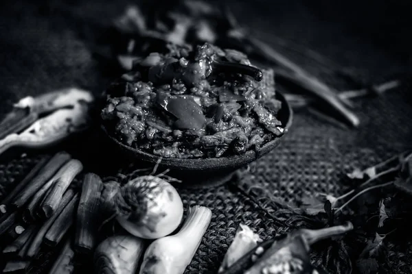 Hint ile sebze benzeri: taze soğan, kış sezonu Baingan ka Bharta yenen yemeğin yakın Allium fistulosum, kişniş, Coriandrum sativum, sarımsak, Allium sativum ve titreme.