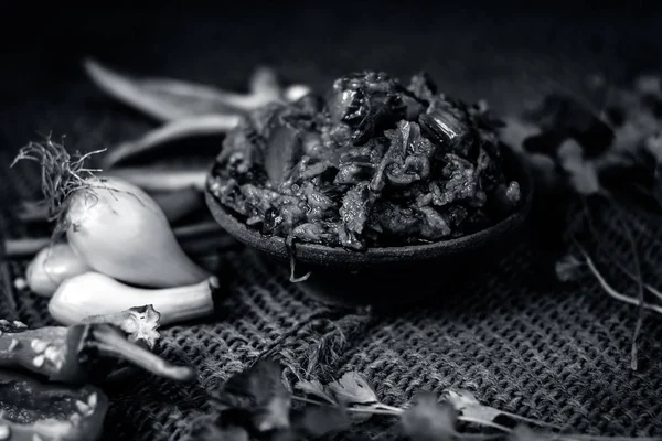 Hint ile sebze benzeri: taze soğan, kış sezonu Baingan ka Bharta yenen yemeğin yakın Allium fistulosum, kişniş, Coriandrum sativum, sarımsak, Allium sativum ve titreme.