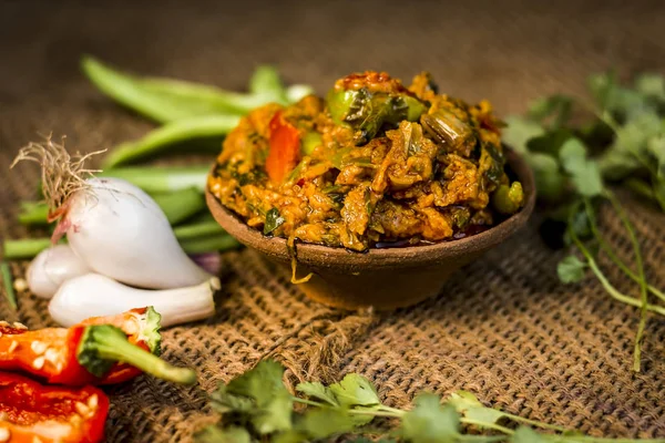 Hint ile sebze benzeri: taze soğan, kış sezonu Baingan ka Bharta yenen yemeğin yakın Allium fistulosum, kişniş, Coriandrum sativum, sarımsak, Allium sativum ve titreme.