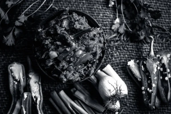 Hint ile sebze benzeri: taze soğan, kış sezonu Baingan ka Bharta yenen yemeğin yakın Allium fistulosum, kişniş, Coriandrum sativum, sarımsak, Allium sativum ve titreme.