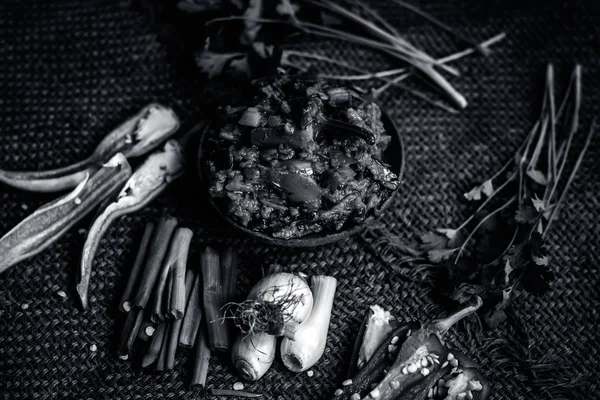 Hint ile sebze benzeri: taze soğan, kış sezonu Baingan ka Bharta yenen yemeğin yakın Allium fistulosum, kişniş, Coriandrum sativum, sarımsak, Allium sativum ve titreme.