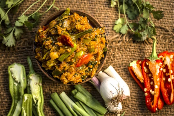 Hint ile sebze benzeri: taze soğan, kış sezonu Baingan ka Bharta yenen yemeğin yakın Allium fistulosum, kişniş, Coriandrum sativum, sarımsak, Allium sativum ve titreme.