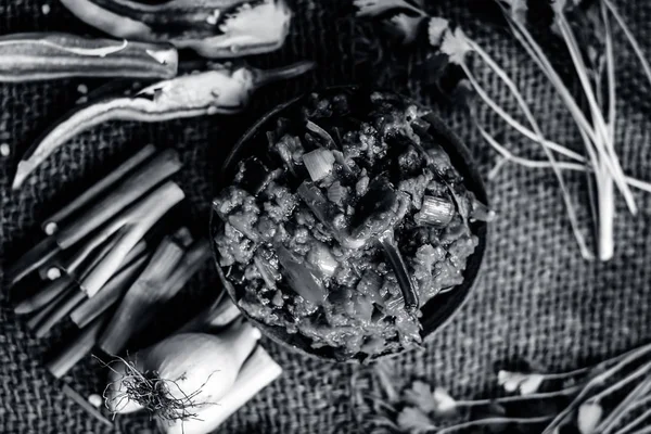 Hint ile sebze benzeri: taze soğan, kış sezonu Baingan ka Bharta yenen yemeğin yakın Allium fistulosum, kişniş, Coriandrum sativum, sarımsak, Allium sativum ve titreme.