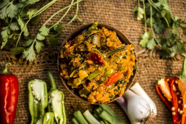 Hint ile sebze benzeri: taze soğan, kış sezonu Baingan ka Bharta yenen yemeğin yakın Allium fistulosum, kişniş, Coriandrum sativum, sarımsak, Allium sativum ve titreme.