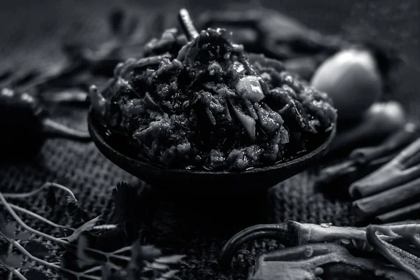 Hint ile sebze benzeri: taze soğan, kış sezonu Baingan ka Bharta yenen yemeğin yakın Allium fistulosum, kişniş, Coriandrum sativum, sarımsak, Allium sativum ve titreme.