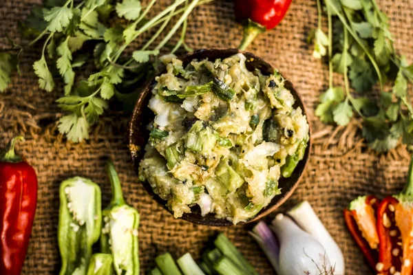 Hint ile sebze benzeri: taze soğan, kış sezonu Baingan ka Bharta yenen yemeğin yakın Allium fistulosum, kişniş, Coriandrum sativum, sarımsak, Allium sativum ve titreme.