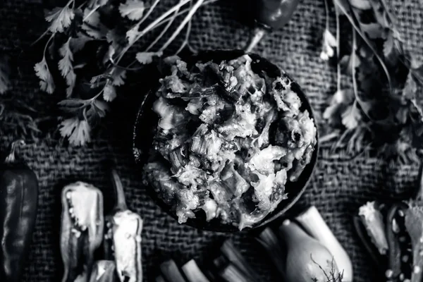 Hint ile sebze benzeri: taze soğan, kış sezonu Baingan ka Bharta yenen yemeğin yakın Allium fistulosum, kişniş, Coriandrum sativum, sarımsak, Allium sativum ve titreme.