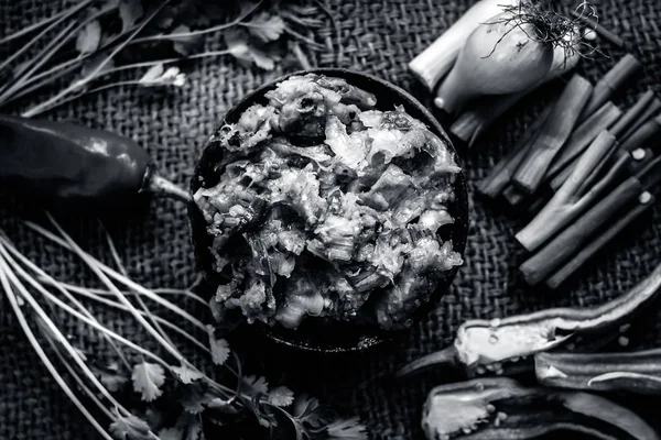 Hint ile sebze benzeri: taze soğan, kış sezonu Baingan ka Bharta yenen yemeğin yakın Allium fistulosum, kişniş, Coriandrum sativum, sarımsak, Allium sativum ve titreme.