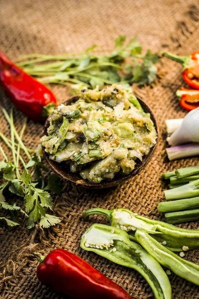 Hint ile sebze benzeri: taze soğan, kış sezonu Baingan ka Bharta yenen yemeğin yakın Allium fistulosum, kişniş, Coriandrum sativum, sarımsak, Allium sativum ve titreme.