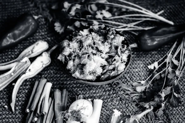 Hint ile sebze benzeri: taze soğan, kış sezonu Baingan ka Bharta yenen yemeğin yakın Allium fistulosum, kişniş, Coriandrum sativum, sarımsak, Allium sativum ve titreme.