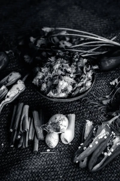 Hint ile sebze benzeri: taze soğan, kış sezonu Baingan ka Bharta yenen yemeğin yakın Allium fistulosum, kişniş, Coriandrum sativum, sarımsak, Allium sativum ve titreme.