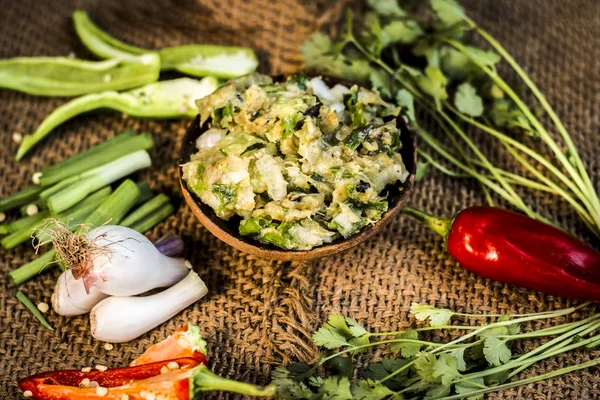 Hint ile sebze benzeri: taze soğan, kış sezonu Baingan ka Bharta yenen yemeğin yakın Allium fistulosum, kişniş, Coriandrum sativum, sarımsak, Allium sativum ve titreme.