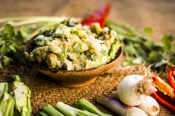 Hint ile sebze benzeri: taze soğan, kış sezonu Baingan ka Bharta yenen yemeğin yakın Allium fistulosum, kişniş, Coriandrum sativum, sarımsak, Allium sativum ve titreme.