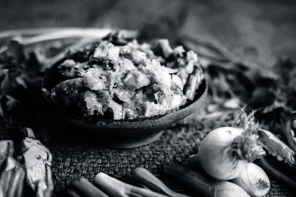 Hint ile sebze benzeri: taze soğan, kış sezonu Baingan ka Bharta yenen yemeğin yakın Allium fistulosum, kişniş, Coriandrum sativum, sarımsak, Allium sativum ve titreme.