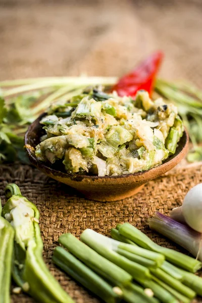 Hint ile sebze benzeri: taze soğan, kış sezonu Baingan ka Bharta yenen yemeğin yakın Allium fistulosum, kişniş, Coriandrum sativum, sarımsak, Allium sativum ve titreme.