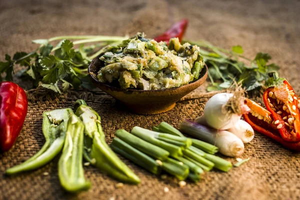 Hint ile sebze benzeri: taze soğan, kış sezonu Baingan ka Bharta yenen yemeğin yakın Allium fistulosum, kişniş, Coriandrum sativum, sarımsak, Allium sativum ve titreme.