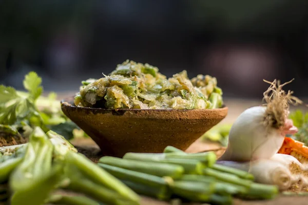 Hint ile sebze benzeri: taze soğan, kış sezonu Baingan ka Bharta yenen yemeğin yakın Allium fistulosum, kişniş, Coriandrum sativum, sarımsak, Allium sativum ve titreme.
