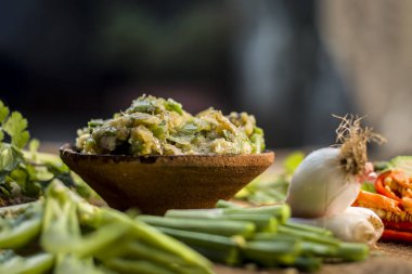 Hint ile sebze benzeri: taze soğan, kış sezonu Baingan ka Bharta yenen yemeğin yakın Allium fistulosum, kişniş, Coriandrum sativum, sarımsak, Allium sativum ve titreme.