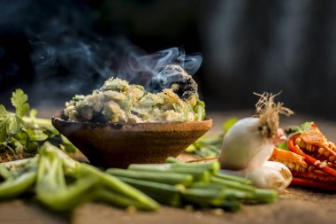 Hint ile sebze benzeri: taze soğan, kış sezonu Baingan ka Bharta yenen yemeğin yakın Allium fistulosum, kişniş, Coriandrum sativum, sarımsak, Allium sativum ve titreme.