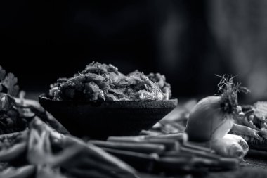 Hint ile sebze benzeri: taze soğan, kış sezonu Baingan ka Bharta yenen yemeğin yakın Allium fistulosum, kişniş, Coriandrum sativum, sarımsak, Allium sativum ve titreme.