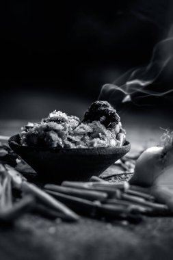 Hint ile sebze benzeri: taze soğan, kış sezonu Baingan ka Bharta yenen yemeğin yakın Allium fistulosum, kişniş, Coriandrum sativum, sarımsak, Allium sativum ve titreme.