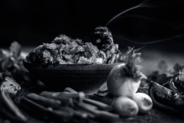 Hint ile sebze benzeri: taze soğan, kış sezonu Baingan ka Bharta yenen yemeğin yakın Allium fistulosum, kişniş, Coriandrum sativum, sarımsak, Allium sativum ve titreme.