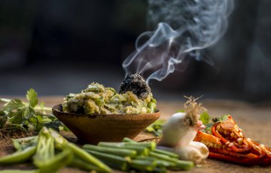 Hint ile sebze benzeri: taze soğan, kış sezonu Baingan ka Bharta yenen yemeğin yakın Allium fistulosum, kişniş, Coriandrum sativum, sarımsak, Allium sativum ve titreme.