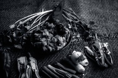 Hint ile sebze benzeri: taze soğan, kış sezonu Baingan ka Bharta yenen yemeğin yakın Allium fistulosum, kişniş, Coriandrum sativum, sarımsak, Allium sativum ve titreme.