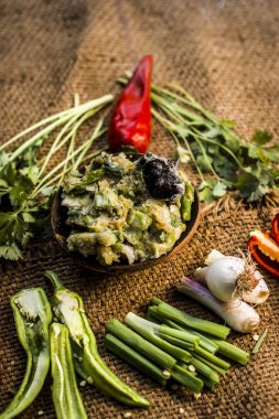 Hint ile sebze benzeri: taze soğan, kış sezonu Baingan ka Bharta yenen yemeğin yakın Allium fistulosum, kişniş, Coriandrum sativum, sarımsak, Allium sativum ve titreme.