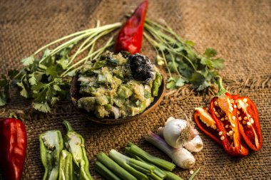 Hint ile sebze benzeri: taze soğan, kış sezonu Baingan ka Bharta yenen yemeğin yakın Allium fistulosum, kişniş, Coriandrum sativum, sarımsak, Allium sativum ve titreme.