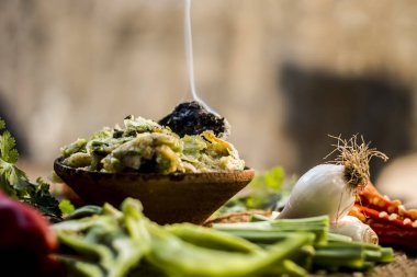 Hint ile sebze benzeri: taze soğan, kış sezonu Baingan ka Bharta yenen yemeğin yakın Allium fistulosum, kişniş, Coriandrum sativum, sarımsak, Allium sativum ve titreme.