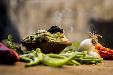 Hint ile sebze benzeri: taze soğan, kış sezonu Baingan ka Bharta yenen yemeğin yakın Allium fistulosum, kişniş, Coriandrum sativum, sarımsak, Allium sativum ve titreme.