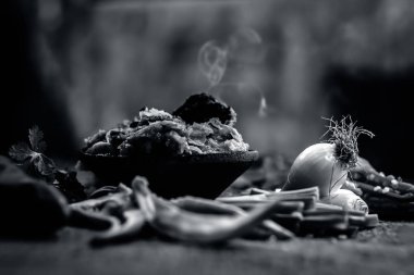 Hint ile sebze benzeri: taze soğan, kış sezonu Baingan ka Bharta yenen yemeğin yakın Allium fistulosum, kişniş, Coriandrum sativum, sarımsak, Allium sativum ve titreme.