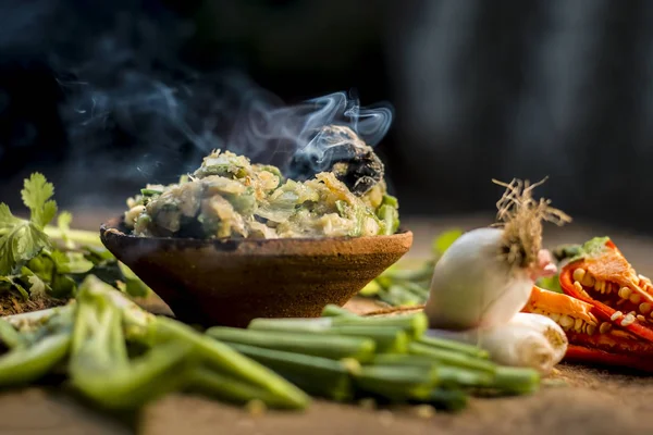 Hint ile sebze benzeri: taze soğan, kış sezonu Baingan ka Bharta yenen yemeğin yakın Allium fistulosum, kişniş, Coriandrum sativum, sarımsak, Allium sativum ve titreme.