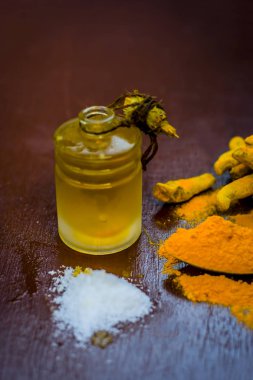 Ayurvedik tedavi öksürük yani zerdeçal, Curcuma longa, tuz, sodyum klorür ve petrol malzemelerin yakın çekim.