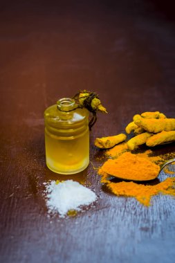 Ayurvedik tedavi öksürük yani zerdeçal, Curcuma longa, tuz, sodyum klorür ve petrol malzemelerin yakın çekim.