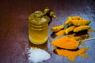 Ayurvedik tedavi öksürük yani zerdeçal, Curcuma longa, tuz, sodyum klorür ve petrol malzemelerin yakın çekim.