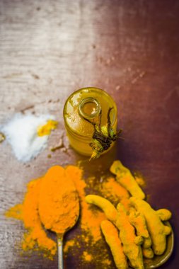 Ayurvedik tedavi öksürük yani zerdeçal, Curcuma longa, tuz, sodyum klorür ve petrol malzemelerin yakın çekim.