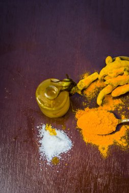 Ayurvedik tedavi öksürük yani zerdeçal, Curcuma longa, tuz, sodyum klorür ve petrol malzemelerin yakın çekim.