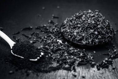 Karanfil, beyaz bir çatal onun tozu ile Syzygium aromaticum, yakın çekim.