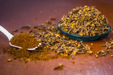 Karanfil, beyaz bir çatal onun tozu ile Syzygium aromaticum, yakın çekim.