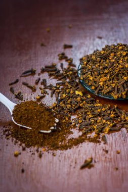 Karanfil, beyaz bir çatal onun tozu ile Syzygium aromaticum, yakın çekim.